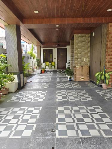 eine Lobby mit einem karierten Boden in einem Gebäude in der Unterkunft KRIPA KUNJ -Cozy Stay like home in Varanasi