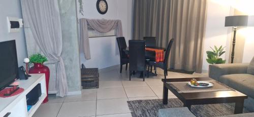 Μια τηλεόραση ή/και κέντρο ψυχαγωγίας στο Elegant Wild Olive Apartment at Grove Mall