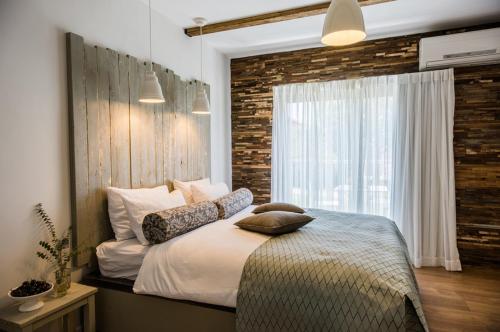 Un dormitorio con una cama con almohadas. en Ein Zivan Village Resort en Ein Zivan