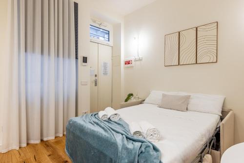 Un pat sau paturi într-o cameră la Porta Venezia bilocale moderno
