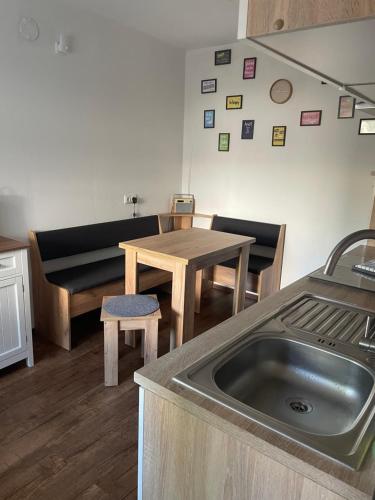 a kitchen with a sink and a table and chairs at Schönes Ferienhaus&Monteurzimmer direkt in Lich, ruhige&zentrale Lage in Lich
