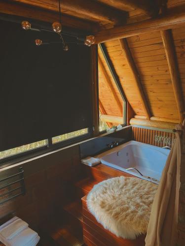 Ein Bett oder Betten in einem Zimmer der Unterkunft Monkey House