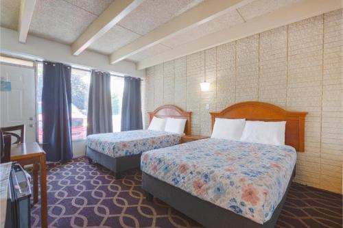 Ένα ή περισσότερα κρεβάτια σε δωμάτιο στο Sonrise Inn Lincoln Hwy By OYO