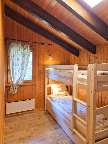 GrôneにあるChalet l'Aiglon Valais - Vue, Confort, Jacuzziのキャビン内のベッドルーム1室(二段ベッド2組付)
