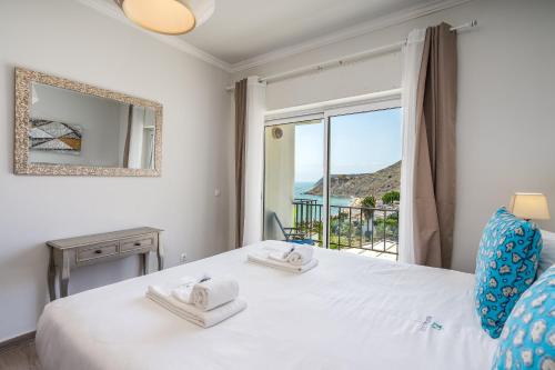 Un dormitorio con una cama con vista al mar. en Stunning sea view apartment in Burgau #1897, en Burgau
