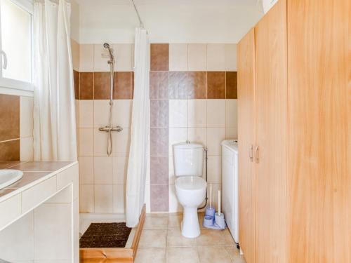 Ένα μπάνιο στο Serene Couple s Getaway Home