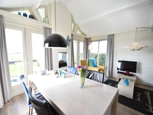 Μια τηλεόραση ή/και κέντρο ψυχαγωγίας στο Holiday Home in Kattendijke near Scheldt