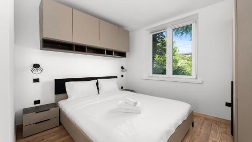 Ένα ή περισσότερα κρεβάτια σε δωμάτιο στο Pleszowska Urban Elegance Apartments by BookingHost