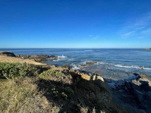 a view of the ocean from a rocky shore at Holiday Home in Avrillé near Sandy Beaches in Saint-Hilaire-la-Forêt
