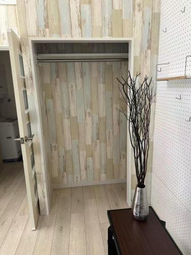 a room with a garage door with a vase on a table at D Regalo in Ichikawa
