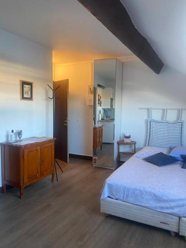 Postel nebo postele na pokoji v ubytování Joli studio centre-ville Vendôme
