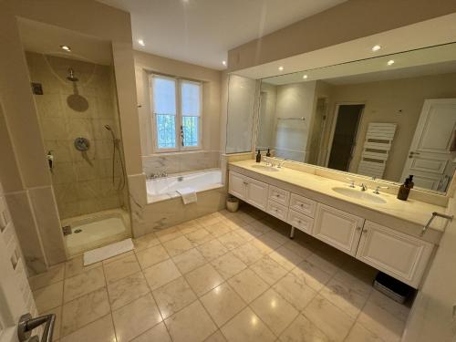 Koupelna v ubytování Domaine Picasso