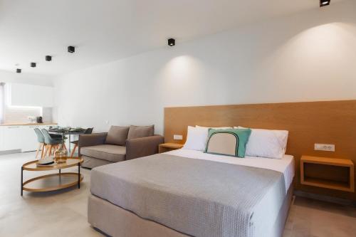 Ένα ή περισσότερα κρεβάτια σε δωμάτιο στο Petra Suites Tolo