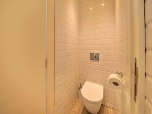 Un baño de Stylish Stay Near Forest