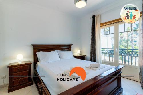 Ένα ή περισσότερα κρεβάτια σε δωμάτιο στο #275 Only Families - A Flor by Home Holidays