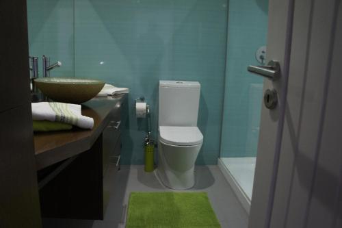 a bathroom with a toilet and a sink and a tub at Apartamento Monte Estoril in Cascais