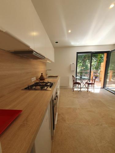 Η κουζίνα ή μικρή κουζίνα στο La Source des Baronnies studio for 2 peoples