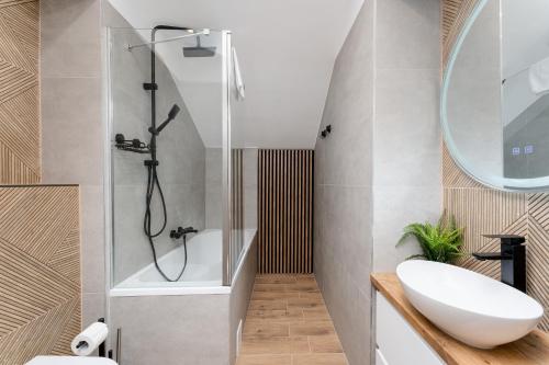 Ένα μπάνιο στο Pleszowska Urban Elegance Apartments by BookingHost