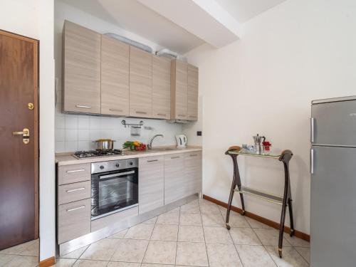 une cuisine avec une cuisinière et un réfrigérateur dans l'établissement Stay in Verbania Pallanza, à Verbania