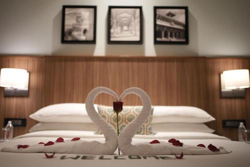 Una cama o camas en una habitación de Fairfield by Marriott Agra