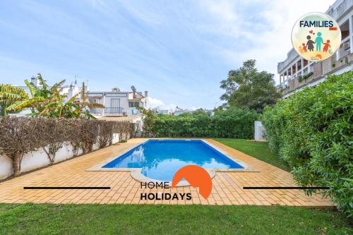 Una piscina en un patio con un cartel que dice "Vacaciones en casa". en #290 Families Only - Choro Azul by Home Holidays, en Vale de Pedras