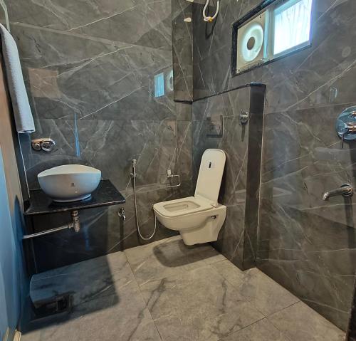 un baño con inodoro y lavabo en Hotel Ramayan Elite 2 KM Shree Ram Ji Mandir and Free Pickup From Ayodhya Dham Railway Station, en Ayodhya