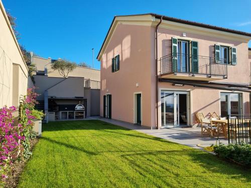 una casa con un patio con césped verde en Sea & Fitness Villa, en Chiavari