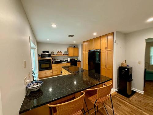 Η κουζίνα ή μικρή κουζίνα στο Quiet Waters Family Home 4BR Sleeps 8