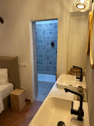 a bathroom with a sink and a bath tub at Casa Flor de Sal in Moncarapacho