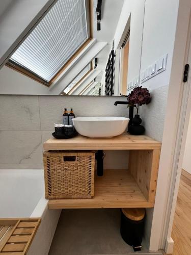 a bathroom with a sink and a bath tub at Yama Krywe in Krywe