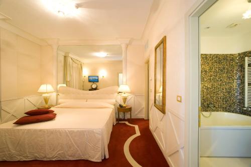 a bedroom with a bed and a bath tub at Zanhotel Centergross in Bentivoglio