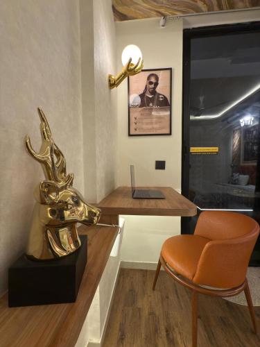 a room with a desk and a chair and a lamp at Hustle & Hyde in Lucknow
