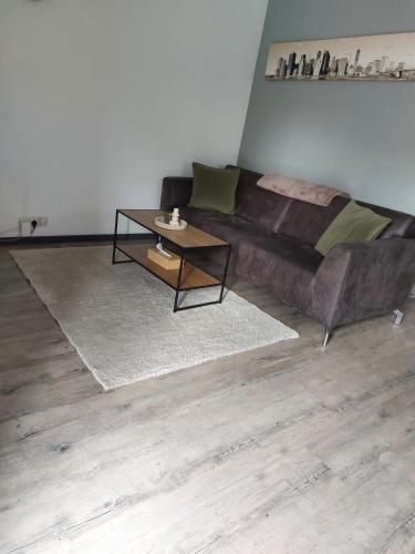 a living room with a couch and a coffee table at Appartement silvije in Namur