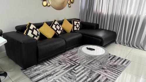 Гостиная зона в 2 Bedroom Apartment in Windhoek City Centre