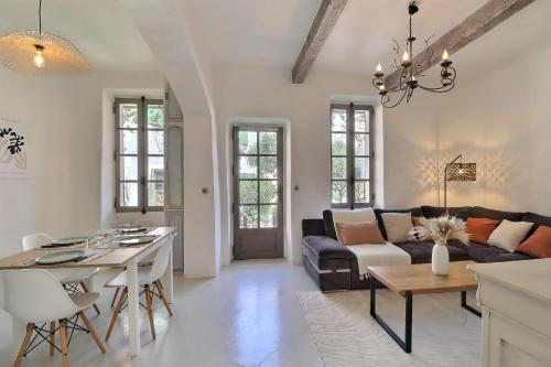 a living room with a couch and a table at L’oustaou de Ventabren Village Square in Ventabren