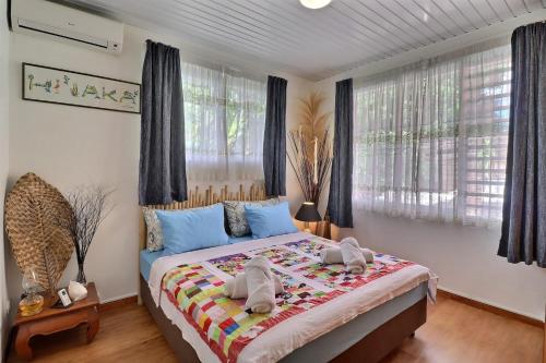 a bedroom with a bed with towels on it at Hiiaka room - city center - swimming pool in Papeete