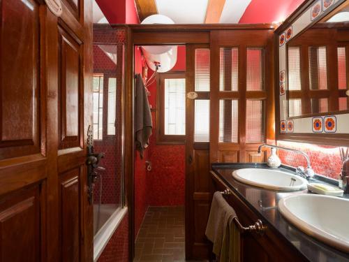 a bathroom with two sinks and a mirror at Finca Fuente Laurel in Arucas