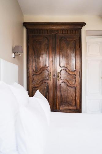 a wooden door in the corner of a bedroom at Château de la Bousquetarie in Lempaut