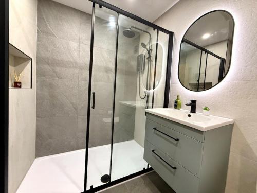 Koupelna v ubytování Detached Modern Flat 8 Min Walk to Pudsey Station