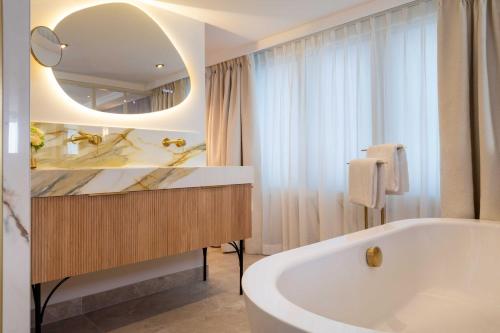 Bilik mandi di Royal Madeleine Hotel & Spa