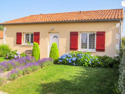 Taman di luar Villa in Les Forges with Golf Access