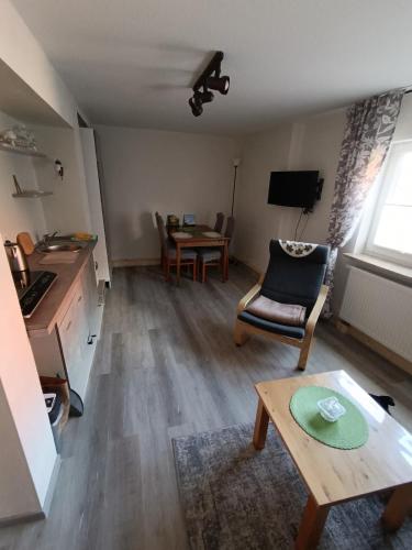 a living room with a couch and a table at Ferienunterkunft Barsinghausen in Barsinghausen