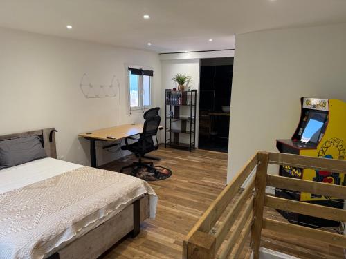 a bedroom with a bed and a desk with a computer at Maison avec Jardin Privé - Monticello in Monticello