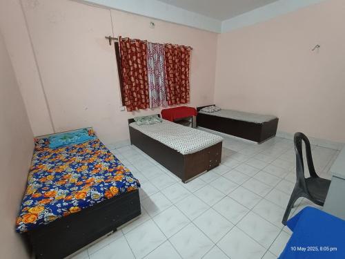 Una cama o camas en una habitación de Swaroop Ashray Homestay