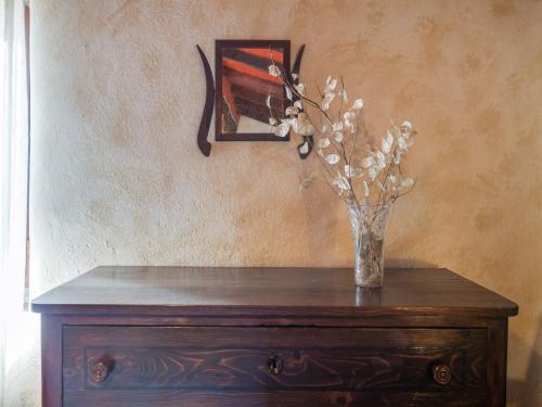 a vase of flowers on top of a wooden table at Apartment Tuscany near Pratomagno Mountain in Pian di Scò