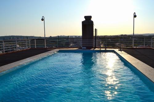 una piscina en la azotea de un edificio en All in One City Flat - Pool, parking & nomad, en Lisboa