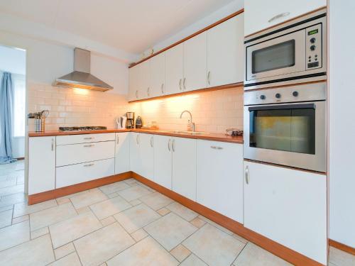 Η κουζίνα ή μικρή κουζίνα στο Holiday Home in Zeewolde near Forest