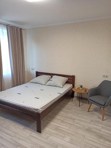 Postel nebo postele na pokoji v ubytování Квартира біля парку Софіївка