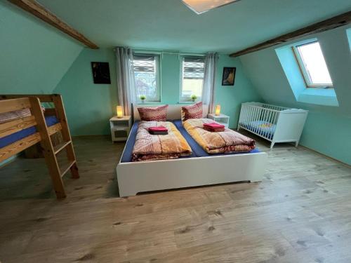 Postel nebo postele na pokoji v ubytování Schöne Ferienwohnung in Kurort Oberwiesenthal