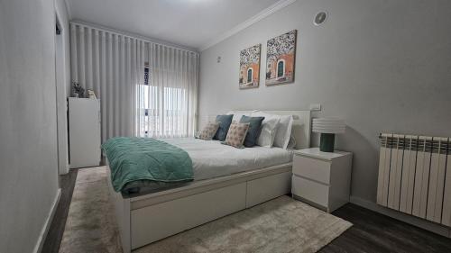 a bedroom with a bed and a window at Wicalia ShortStays in Mem Martins